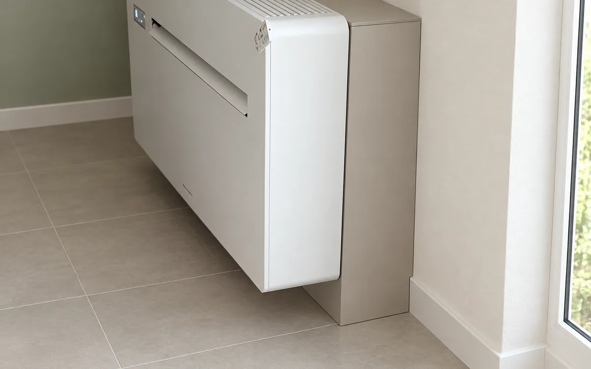 Monoblock-Klimagerät an der Wand in einem hellen Raum
