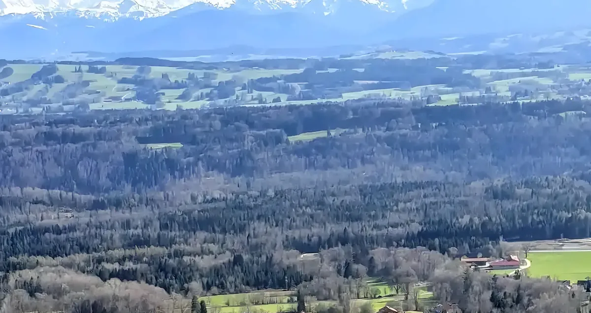 Blick über das Voralpenland in Oberbayern bis zu den Alpen